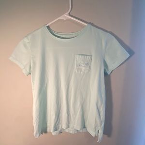light blue vineyard vines tee!🦋